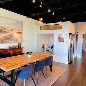  Apartment Sunny Penthouse On 17th Ave, 1 Bedroom, 1 Loft Bed With Ladder, 1 Sofa Bed, Sleeps 6, Downtown Canada