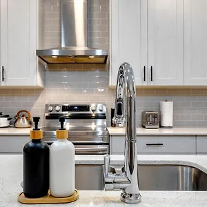  Holiday home Stylish/4bedroom/freeparking/indoorfireplace Canada